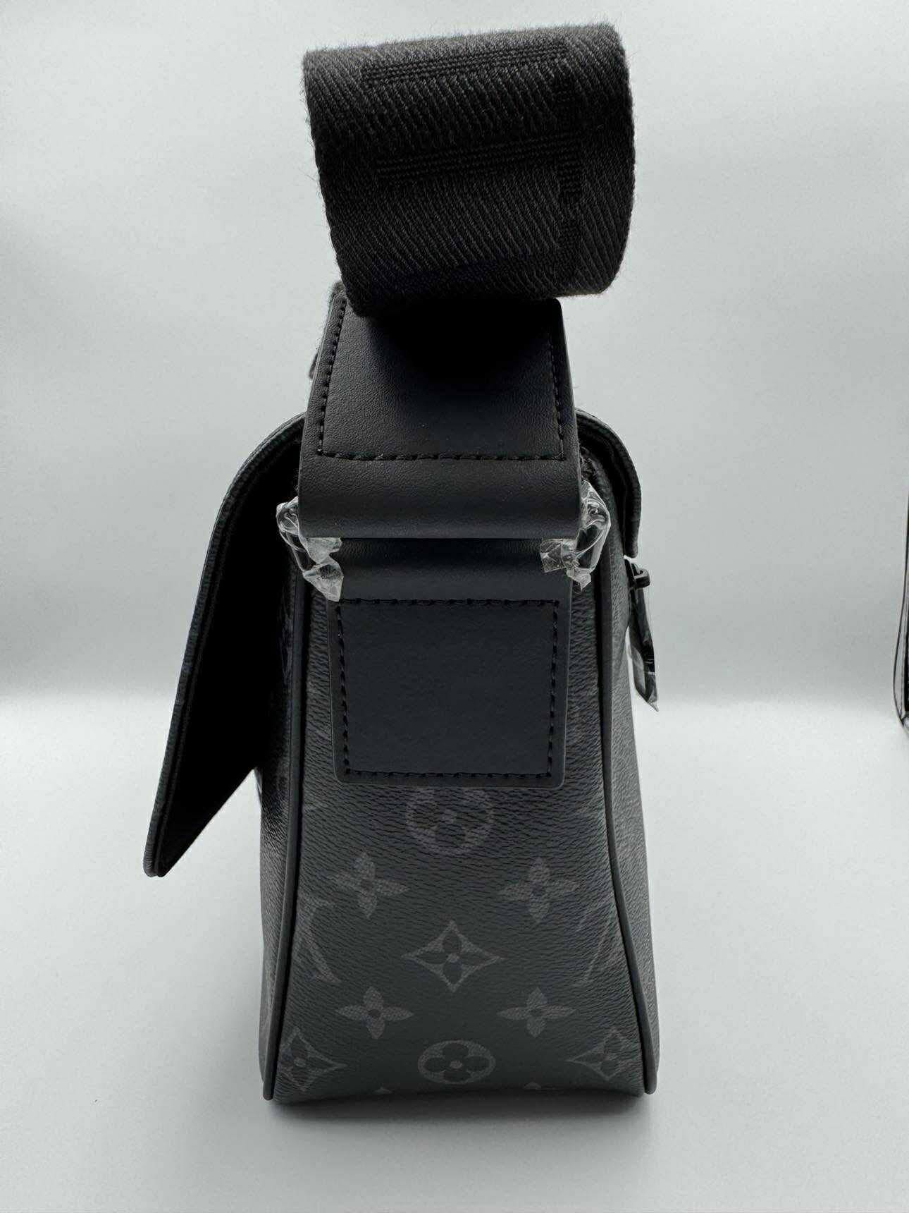 L-CrossbodyMen-Studio 1