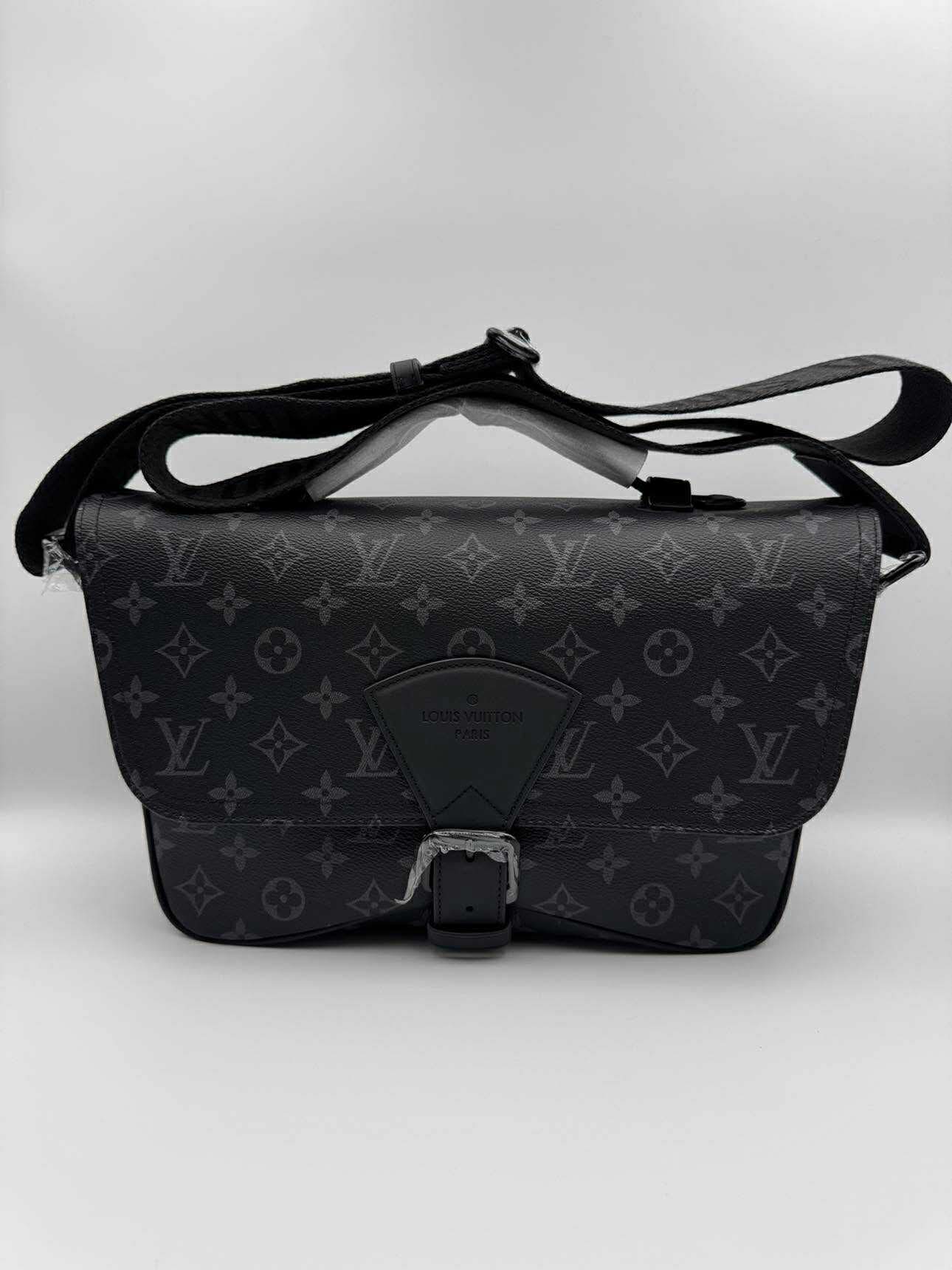 L-CrossbodyMen-Studio 1