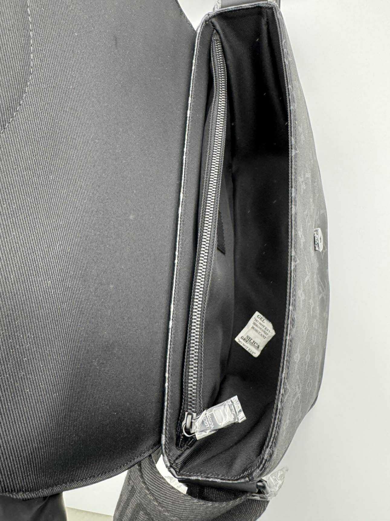 L-CrossbodyMen-Studio 1