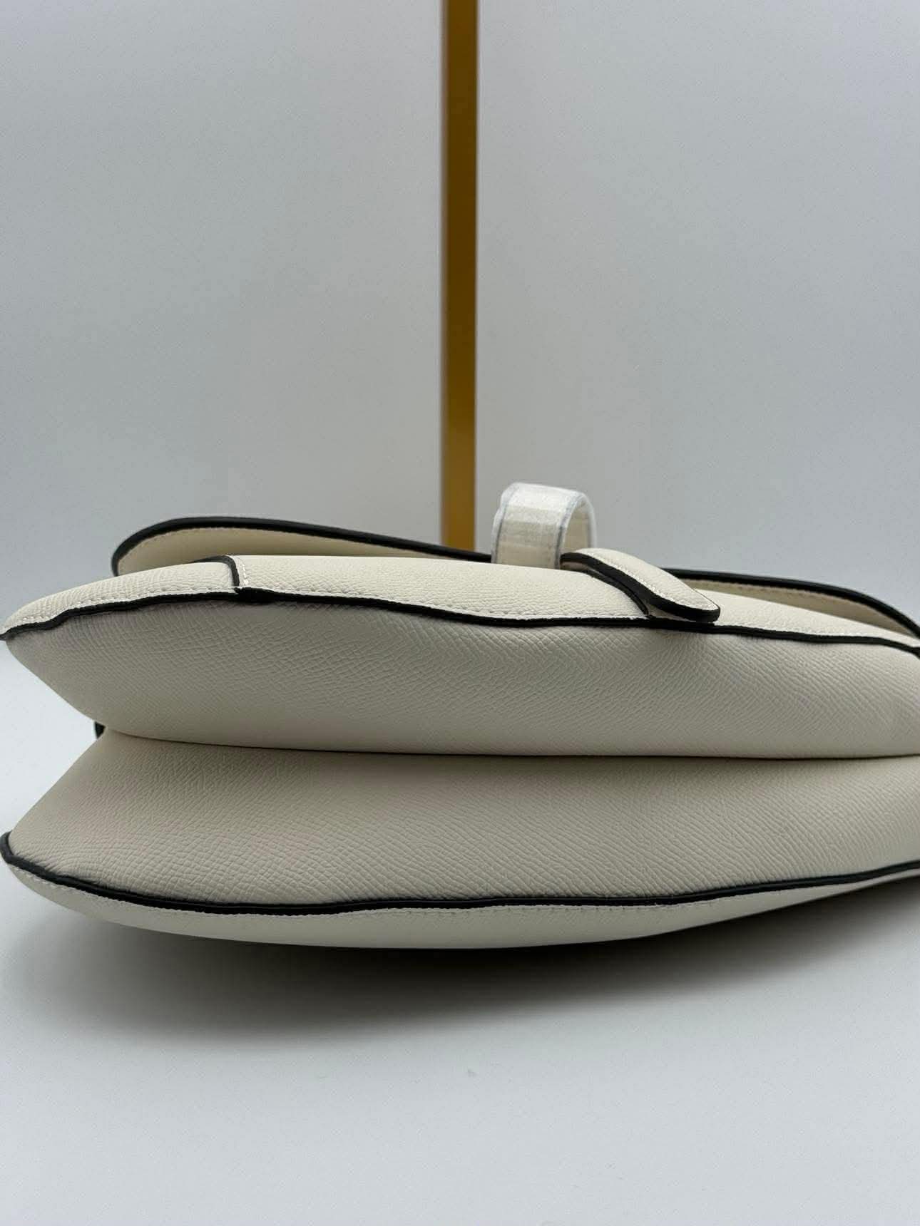 CD-Saddle White - Studio 1