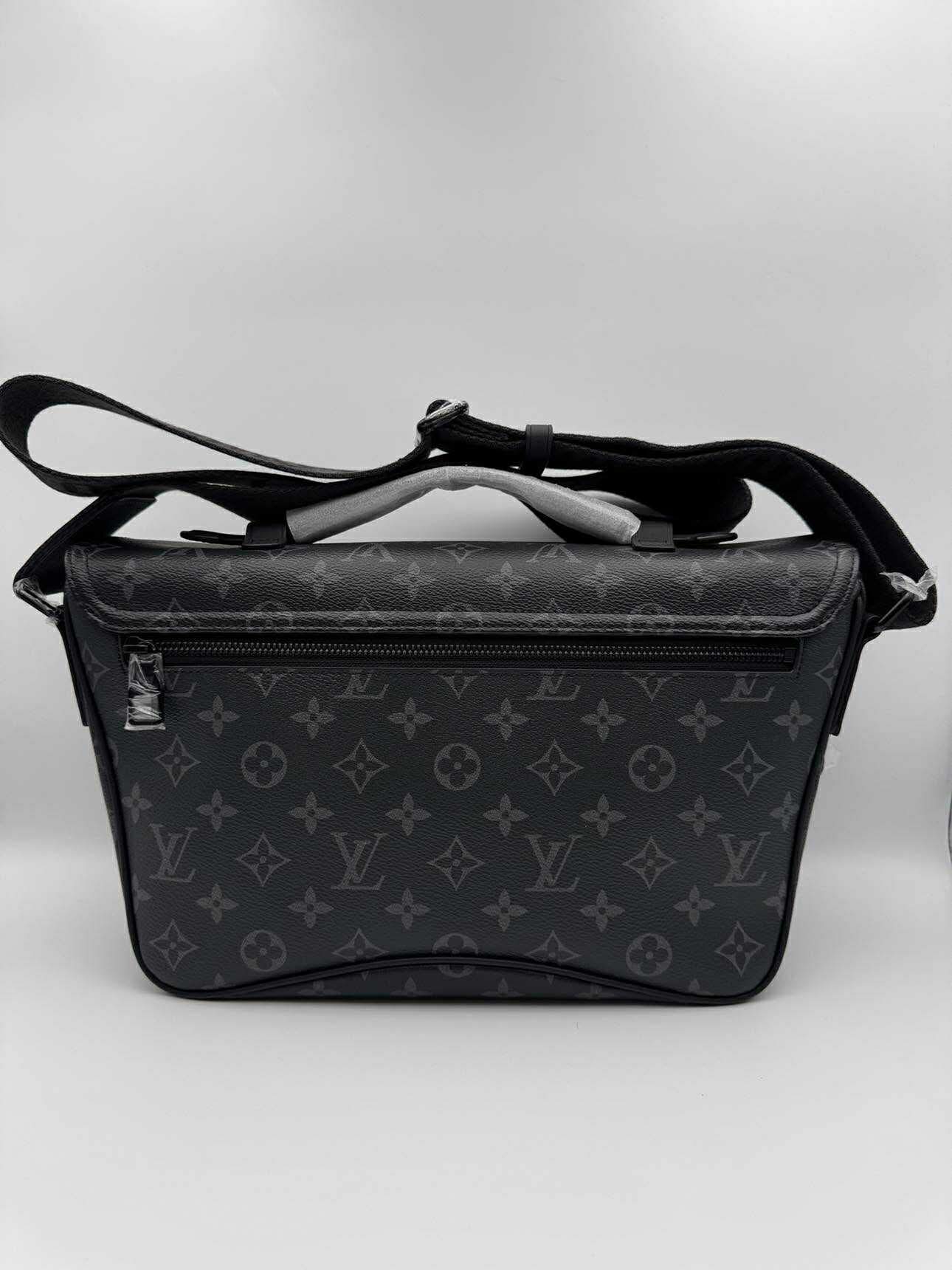 L-CrossbodyMen-Studio 1