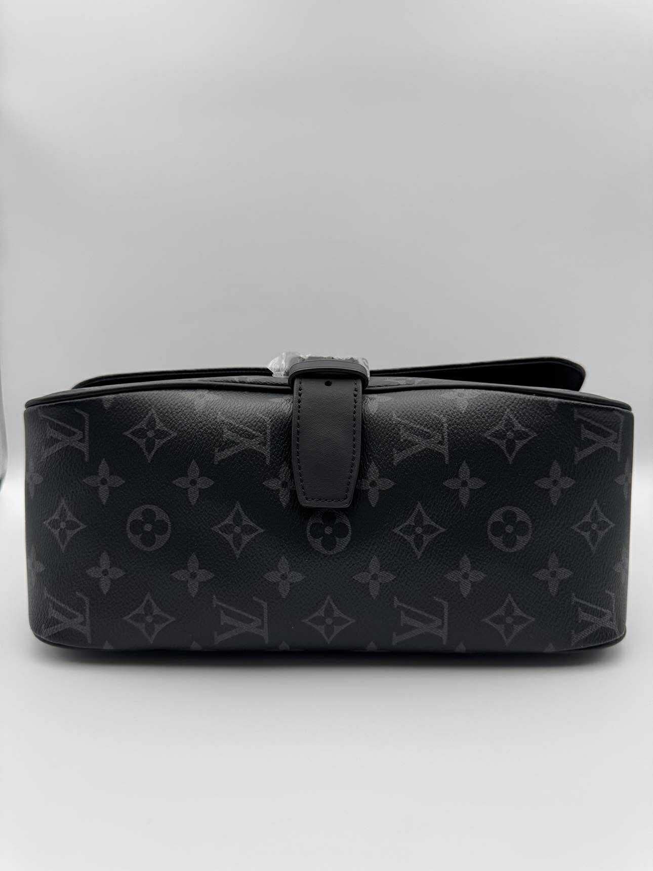 L-CrossbodyMen-Studio 1