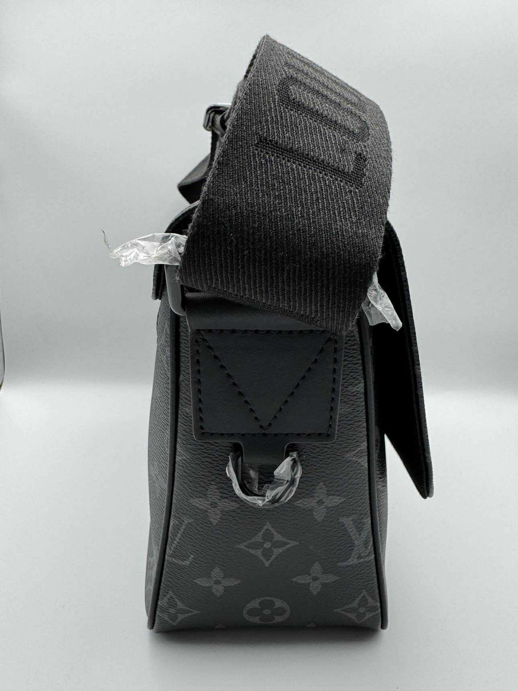 L-CrossbodyMen-Studio 1