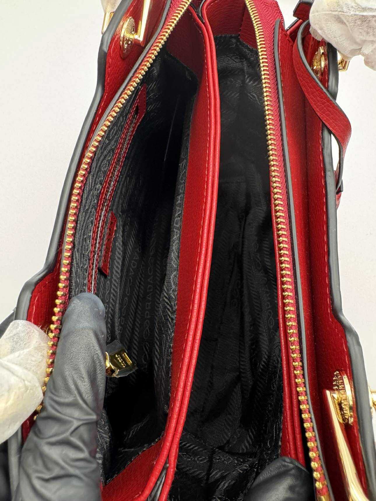 PR-Handbag Red - Studio 1